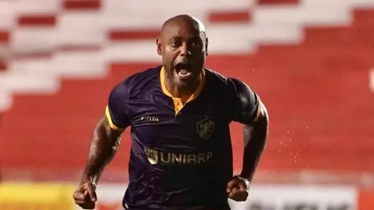 Imagem ilustrativa da imagem Retrô vence Ceará por 3 a 1 na despedida de Vagner Love