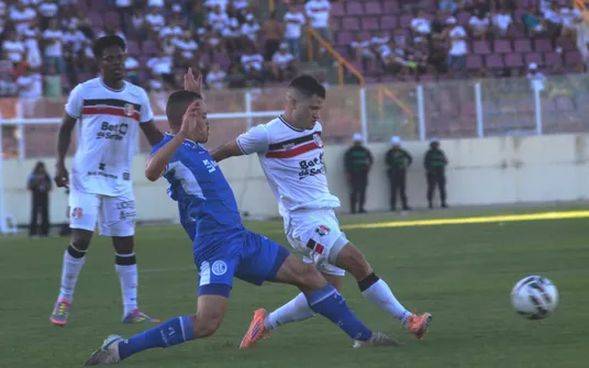 Imagem ilustrativa da imagem Santa Cruz entra sem reação, perde para o Confiança e despenca na Série C