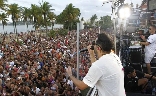 Imagem ilustrativa da imagem Trio elétrico volta a animar Camburi e arrasta multidão