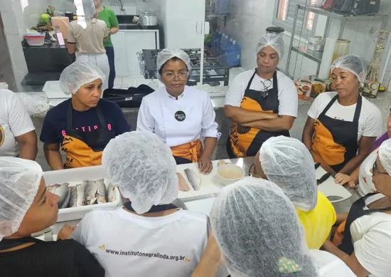 Imagem ilustrativa da imagem A mulher e o mar: Instituto Negralinda abre 520 vagas no Litoral Sul de Pernambuco