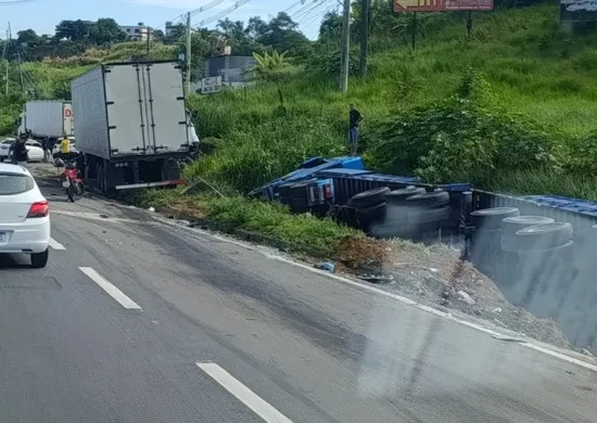 Imagem ilustrativa da imagem Acidente entre duas carretas complica trânsito na Rodovia do Contorno, em Cariacica