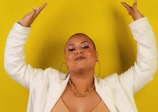 Imagem ilustrativa da imagem Ada Koffi mergulha no amor e no “Mar de Dentro”