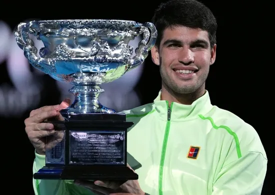 Imagem ilustrativa da imagem Alcaraz vira sobre Djokovic, leva o Australian Open e fecha o ciclo de Grand Slams