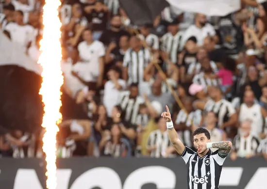 Imagem ilustrativa da imagem Alex Telles marca no fim, e Botafogo vence a Chapecoense na Copa do Brasil