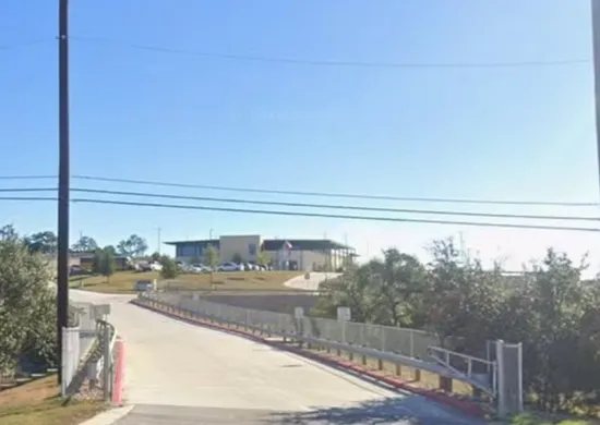 Imagem ilustrativa da imagem Aluno de 15 anos atira em professora e é achado morto em escola nos EUA