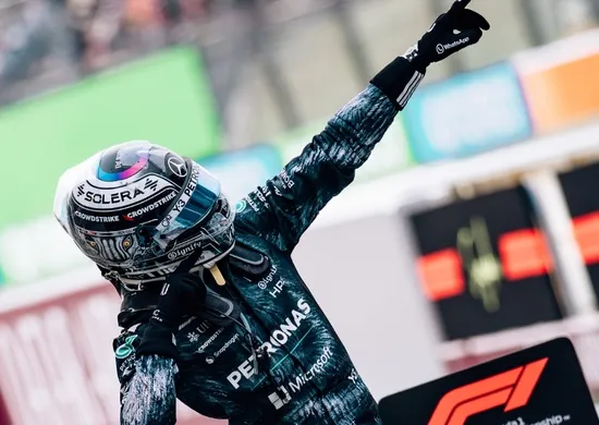 Imagem ilustrativa da imagem Antonelli vence no Japão e é líder; Piastri rouba a cena, e Bortoleto é 13º