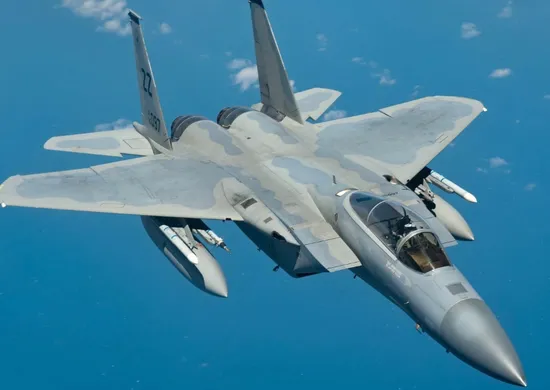 Imagem ilustrativa da imagem Após ultimato de Trump, Irã diz ter atingido caça F-15 que sobrevoava Ormuz