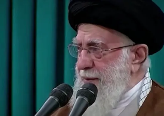 Imagem ilustrativa da imagem 'Até onde eu sei' líder supremo está vivo, diz chanceler do Irã