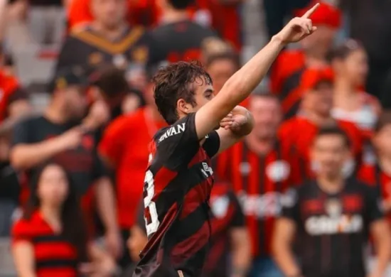 Imagem ilustrativa da imagem Athletico supera o Coritiba no Brasileirão e encerra jejum no clássico paranaense