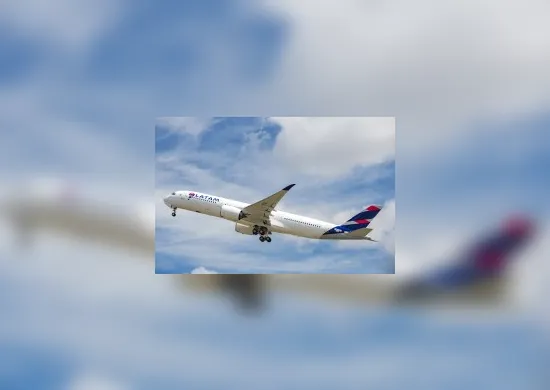 Imagem ilustrativa da imagem Avião da Latam faz pouso de emergência após bateria portátil explodir a bordo