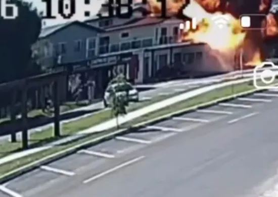Imagem ilustrativa da imagem Avião que caiu sobre restaurante no RS deixou quatro mortos. Veja momento da queda