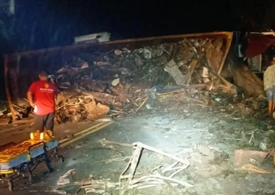 Imagem ilustrativa da imagem BR 101 fica interditada após carreta tombar e carga cair na pista em Mimoso do Sul