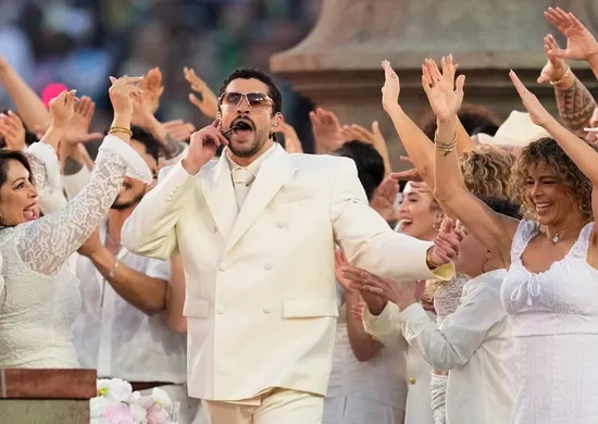 Imagem ilustrativa da imagem Bad Bunny homenageia América Latina no Super Bowl e diz: 'seguimos aqui'