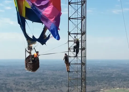 Imagem ilustrativa da imagem Balão atinge torre e deixa casal preso a 300 metros de altura nos EUA