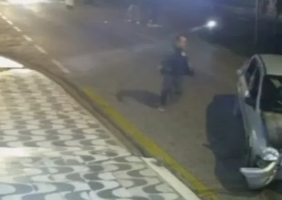 Imagem ilustrativa da imagem Bebê de 2 anos cai de carro em movimento em avenida de São Paulo