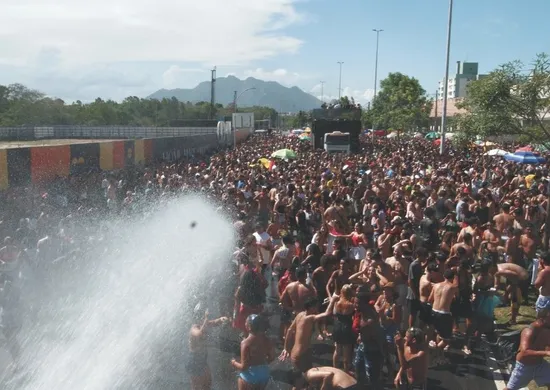 Imagem ilustrativa da imagem Bloco Kustelão arrasta multidão em Jardim Camburi