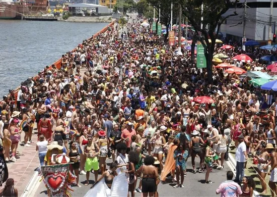 Imagem ilustrativa da imagem Bloco Regional da Nair arrasta multidão no Centro