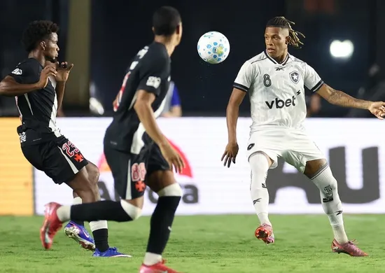 Imagem ilustrativa da imagem Botafogo vira sobre o Vasco e se afasta da zona de rebaixamento