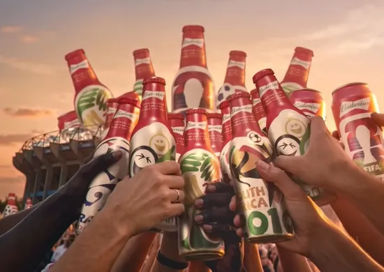 Imagem ilustrativa da imagem Budweiser lança garrafas colecionáveis e celebra 40 anos com a Copa