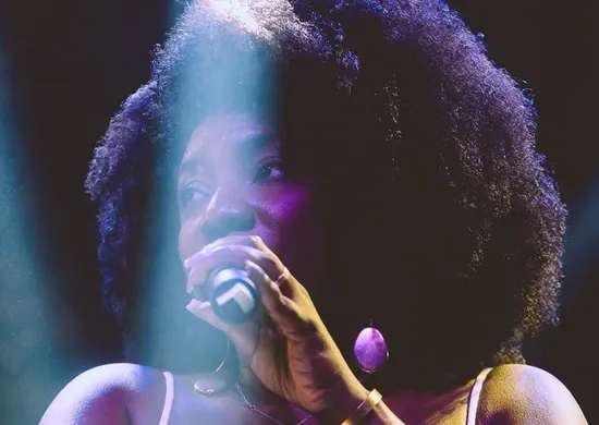 Imagem ilustrativa da imagem Cantora de samba Adriana Araújo entra em coma após sofrer aneurisma cerebral