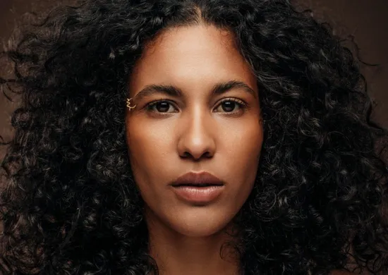 Imagem ilustrativa da imagem Capixaba brilha em série da Netflix: "Maior desafio foi atuar de máscara"