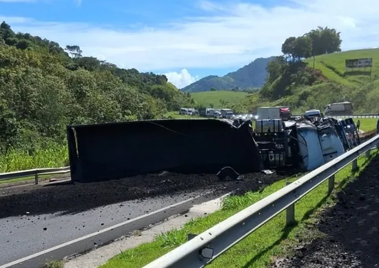 Imagem ilustrativa da imagem Carreta tomba e interdita trecho da BR-101 em Alfredo Chaves