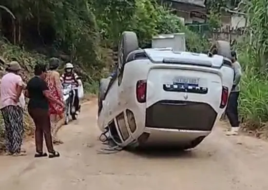 Imagem ilustrativa da imagem Carro da prefeitura capota em Alfredo Chaves após motorista passar mal