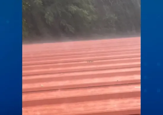 Imagem ilustrativa da imagem Chuva forte com granizo derruba árvores e provoca transtornos em cidades do ES