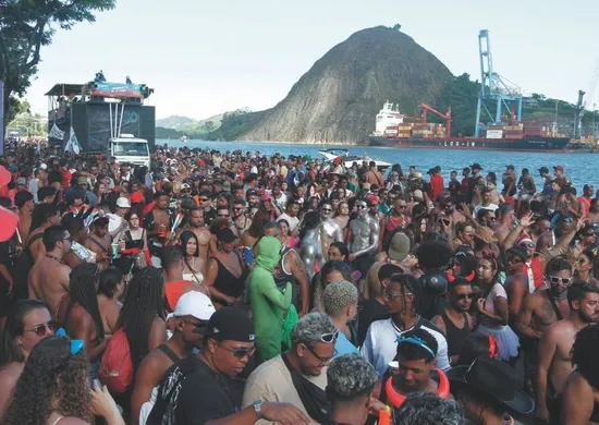 Imagem ilustrativa da imagem Coisas de Negres: bloco contra o preconceito toma conta do Centro de Vitória