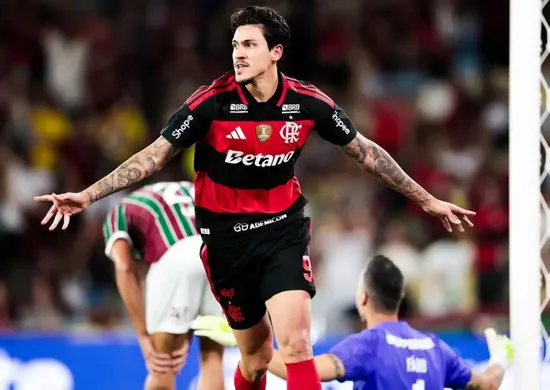 Imagem ilustrativa da imagem Com dois gols de Pedro, Flamengo vence Fluminense e vira vice-líder do Brasileirão