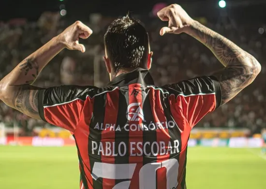 Imagem ilustrativa da imagem Com homenagem a Wagner Moura, Vitória vence Atlético-MG em casa por 2 a 0