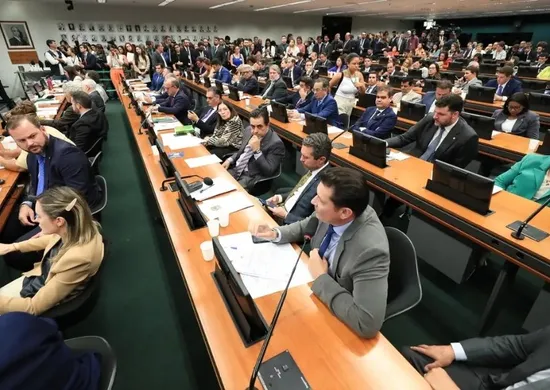 Imagem ilustrativa da imagem Comissão retoma análise do fim da escala 6x1 nesta quarta-feira