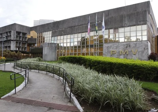 Imagem ilustrativa da imagem Concursos públicos com 2 mil vagas e salário de até R$ 10.221 no ES