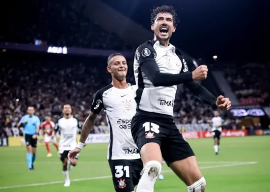 Imagem ilustrativa da imagem Corinthians decide pelo alto, vence o Santa Fé e dispara na Libertadores