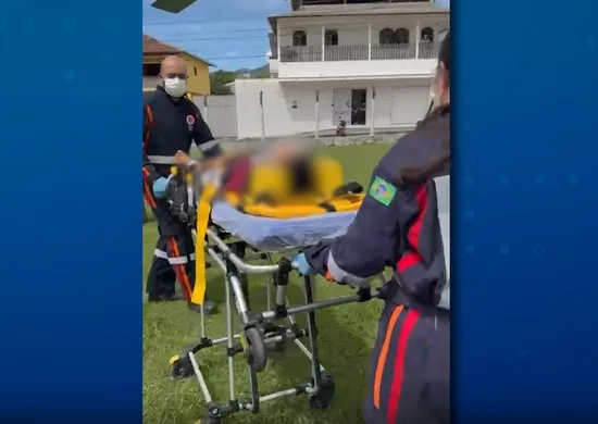 Imagem ilustrativa da imagem Criança é resgatada de helicóptero após cair de escada no ES