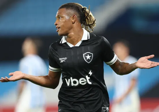 Imagem ilustrativa da imagem Danilo marca nos acréscimos e Botafogo vence a 1ª com novo treinador