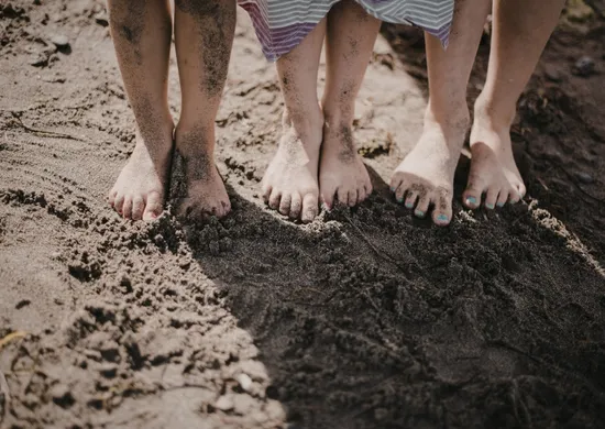 Imagem ilustrativa da imagem Deitar e brincar na terra, na grama e na areia pode causar doenças