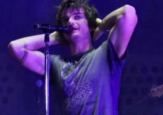 Imagem ilustrativa da imagem Djo no Lollapalooza: cantor por trás do hit global é astro de 'Stranger Things'