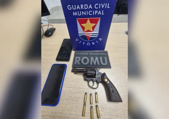 Imagem ilustrativa da imagem Dupla é presa ao tentar subornar guardas com arma ilegal