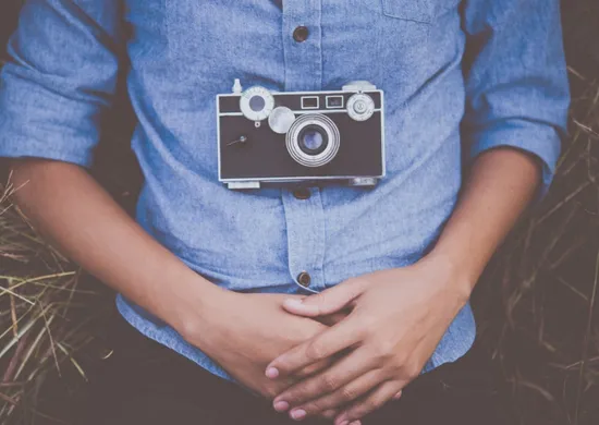 Imagem ilustrativa da imagem É possível sentir saudade de viver uma época que não viveu? Especialista explica