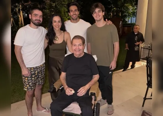 Imagem ilustrativa da imagem Em cadeira de rodas, Faustão faz rara aparição em foto com família