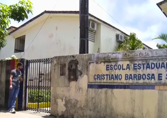 Imagem ilustrativa da imagem Em casa, jovem esfaqueada em Barreiros faz fisioterapia para recuperar movimentos