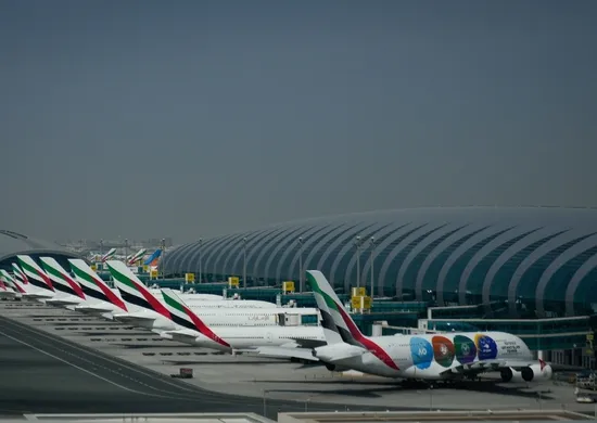Imagem ilustrativa da imagem Emirates e Qatar Airways suspendem voos após fechamento de espaço aéreo em Dubai