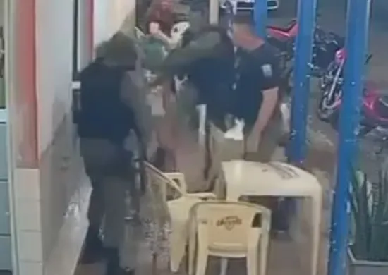 Imagem ilustrativa da imagem Empresário é agredido por PMs após ser confundido em restaurante no PI
