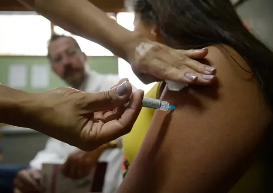 Imagem ilustrativa da imagem Empresas deverão orientar trabalhadores sobre vacina e exames de câncer; entenda