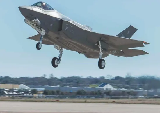 Imagem ilustrativa da imagem Espanha fecha espaço aéreo para aviões dos EUA