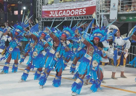 Imagem ilustrativa da imagem Espetáculo de luzes e criatividade no 2º dia de desfiles do Carnaval de Vitória