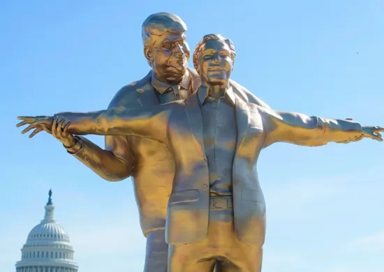 Imagem ilustrativa da imagem Estátua de Trump e Epstein em pose de 'Titanic' é instalada perto da Casa Branca
