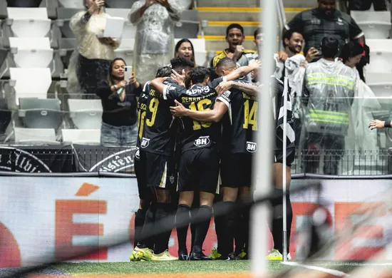 Imagem ilustrativa da imagem Everson brilha, Atlético-MG afunda Internacional e desencanta no Brasileirão