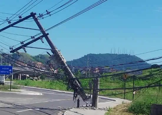 Imagem ilustrativa da imagem Faixa da Rod. Darly Santos, em Vila Velha, é interditada após caminhão puxar fiação
